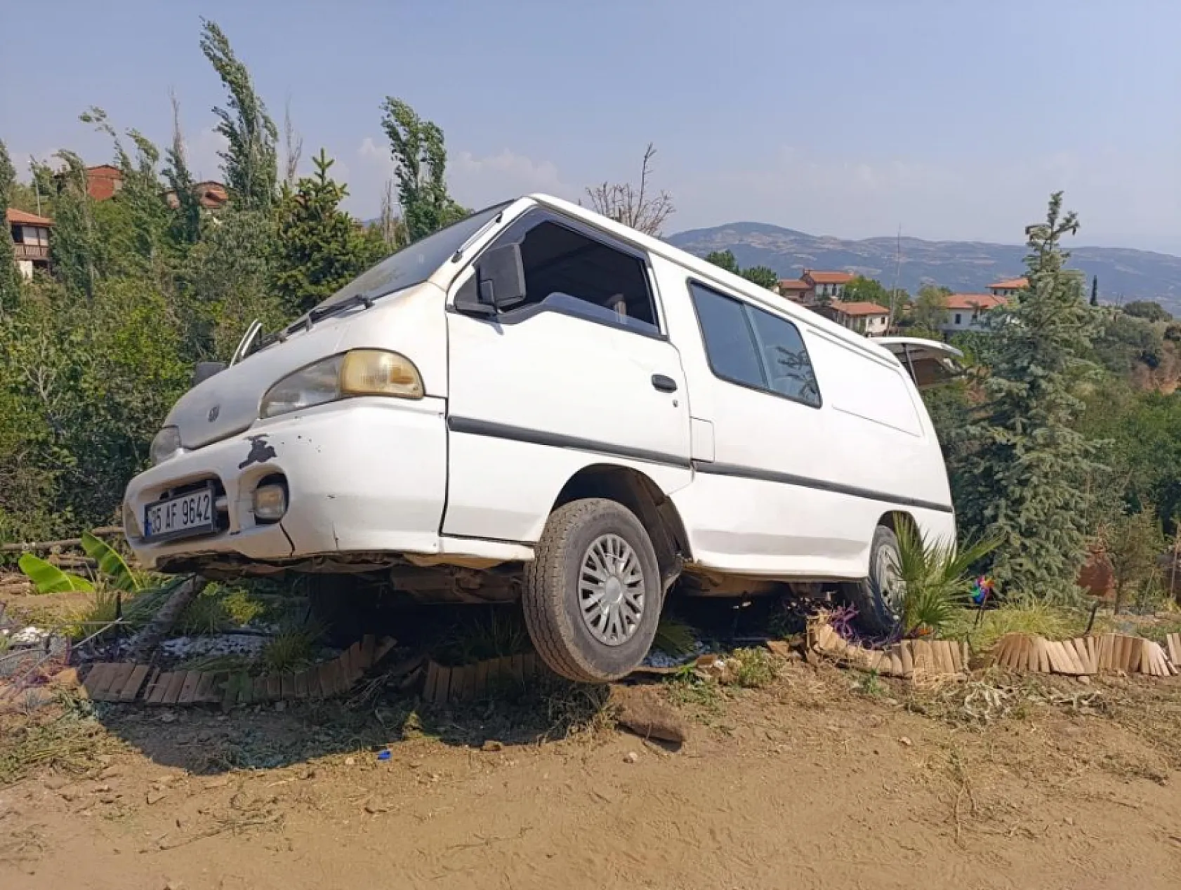 Peyzaj bahçesi çalışanı aracın altında kalarak hayatını kaybetti
