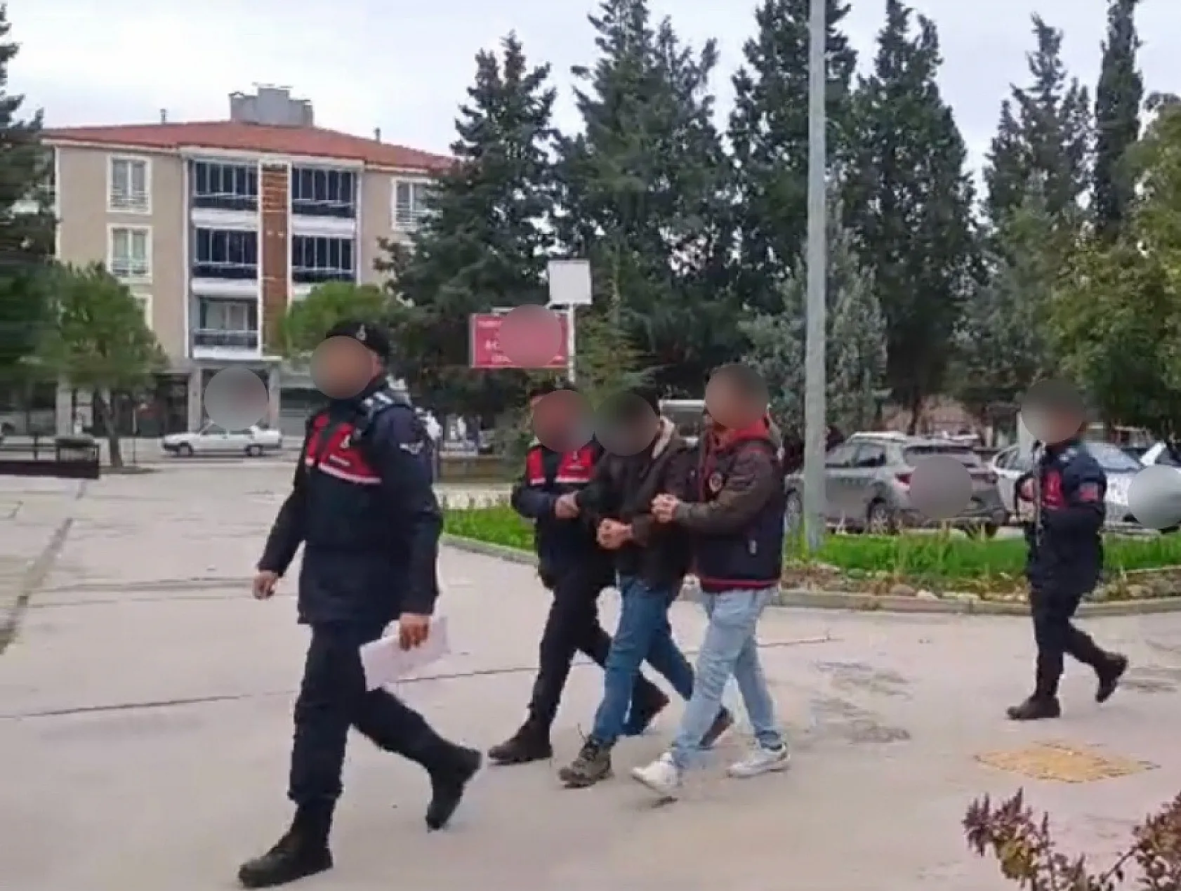 'Gizli servistenim' yalanıyla 1 milyon dolandıran sahte komiser İstanbul'daki lüks rezidansta yakalandı