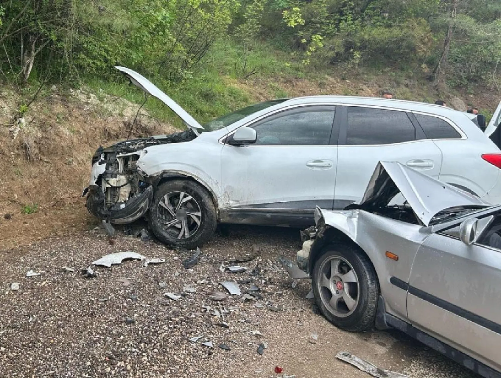 Korkunç çarpışma! Cip ve otomobil kafa kafaya çarpıştı