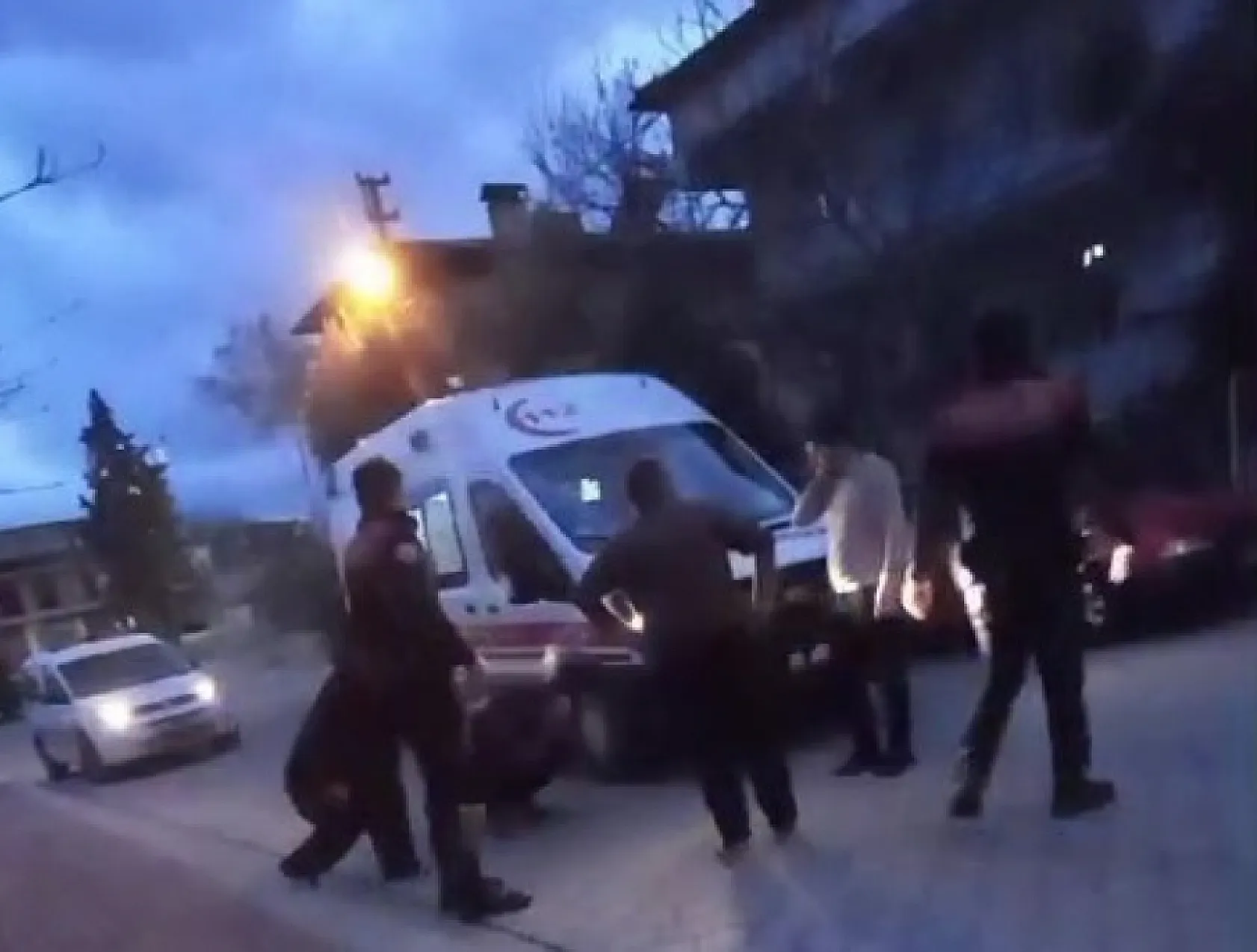 Oğlunu gürültü nedeniyle uyaran komşusunu öldürdü