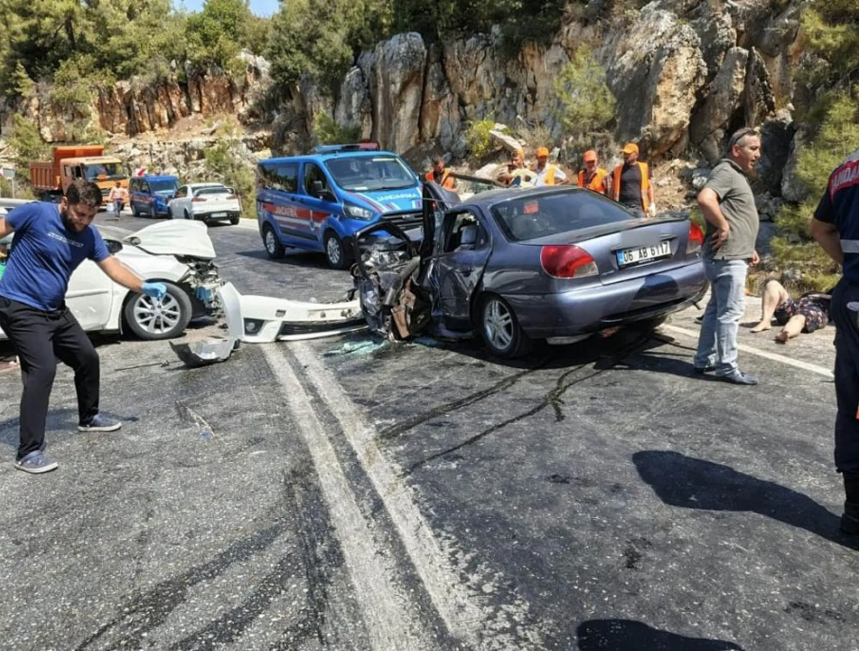 İki otomobilin çarpıştığı feci kazada 8 yaralı