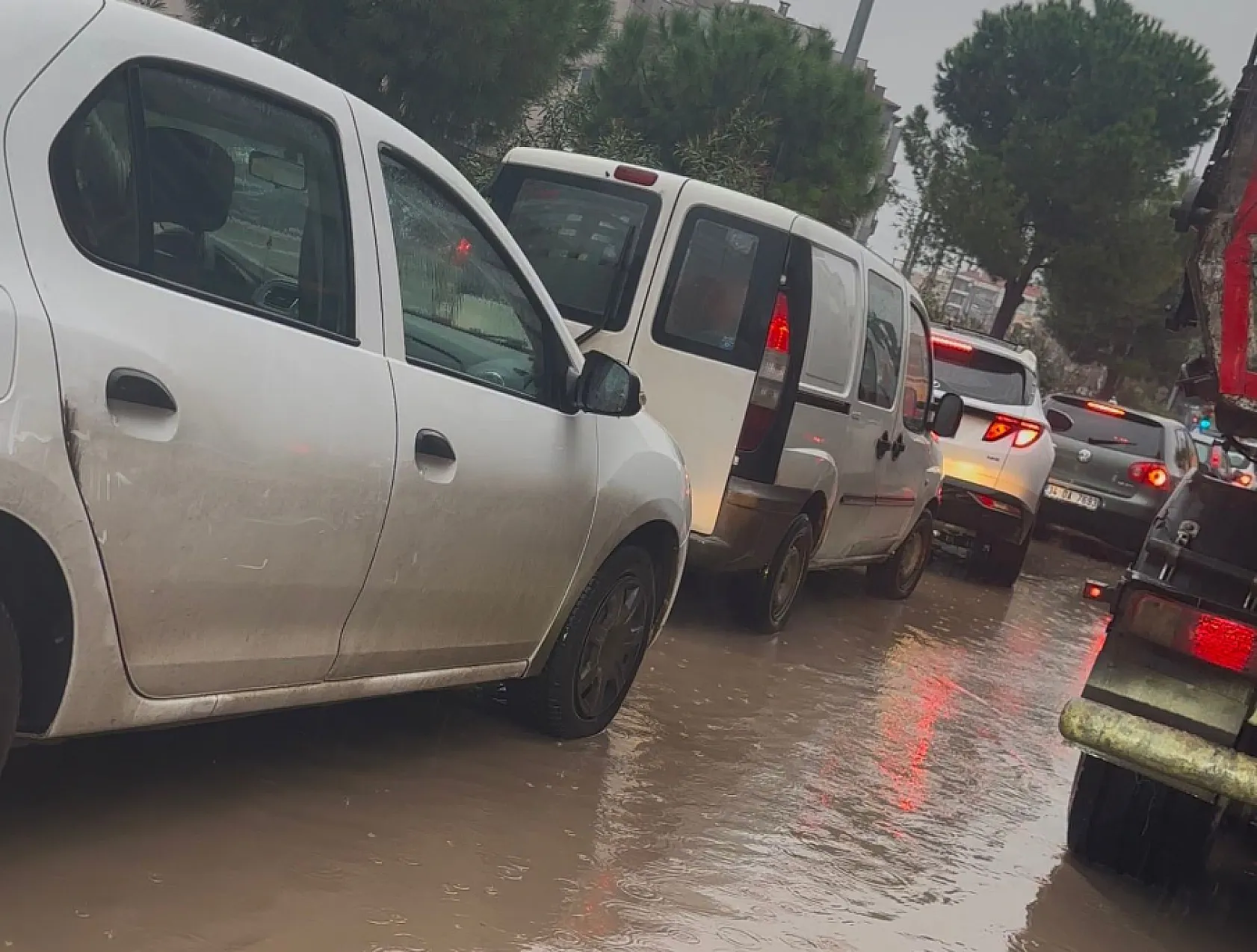 Milas'ta sağanak yağış yolları göle çevirdi