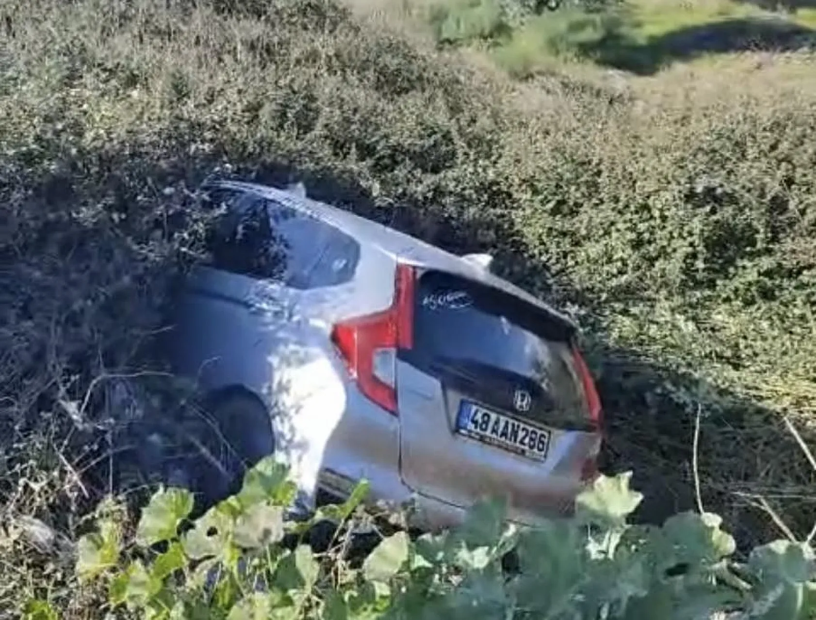 Şarampole uçan araçta 2 kişi yaralandı