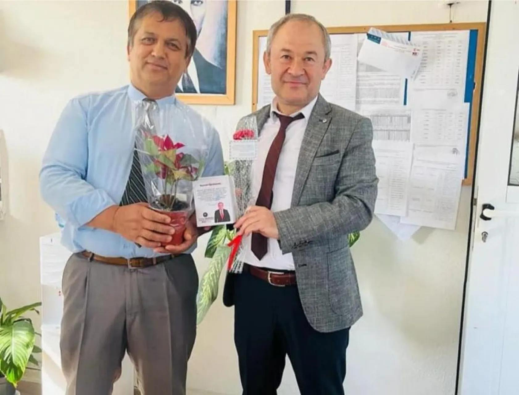 Başkan Akdenizli, Bin Öğretmene Karanfil Hediye Etti