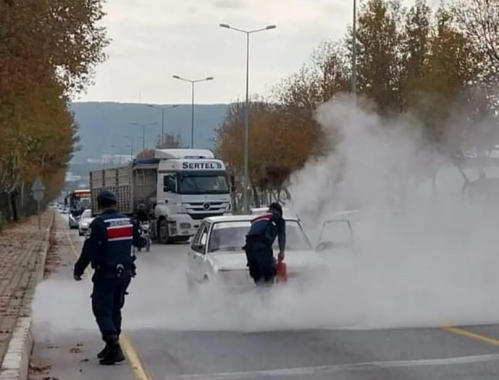 Otomobilde çıkan yangına jandarma müdahalesi