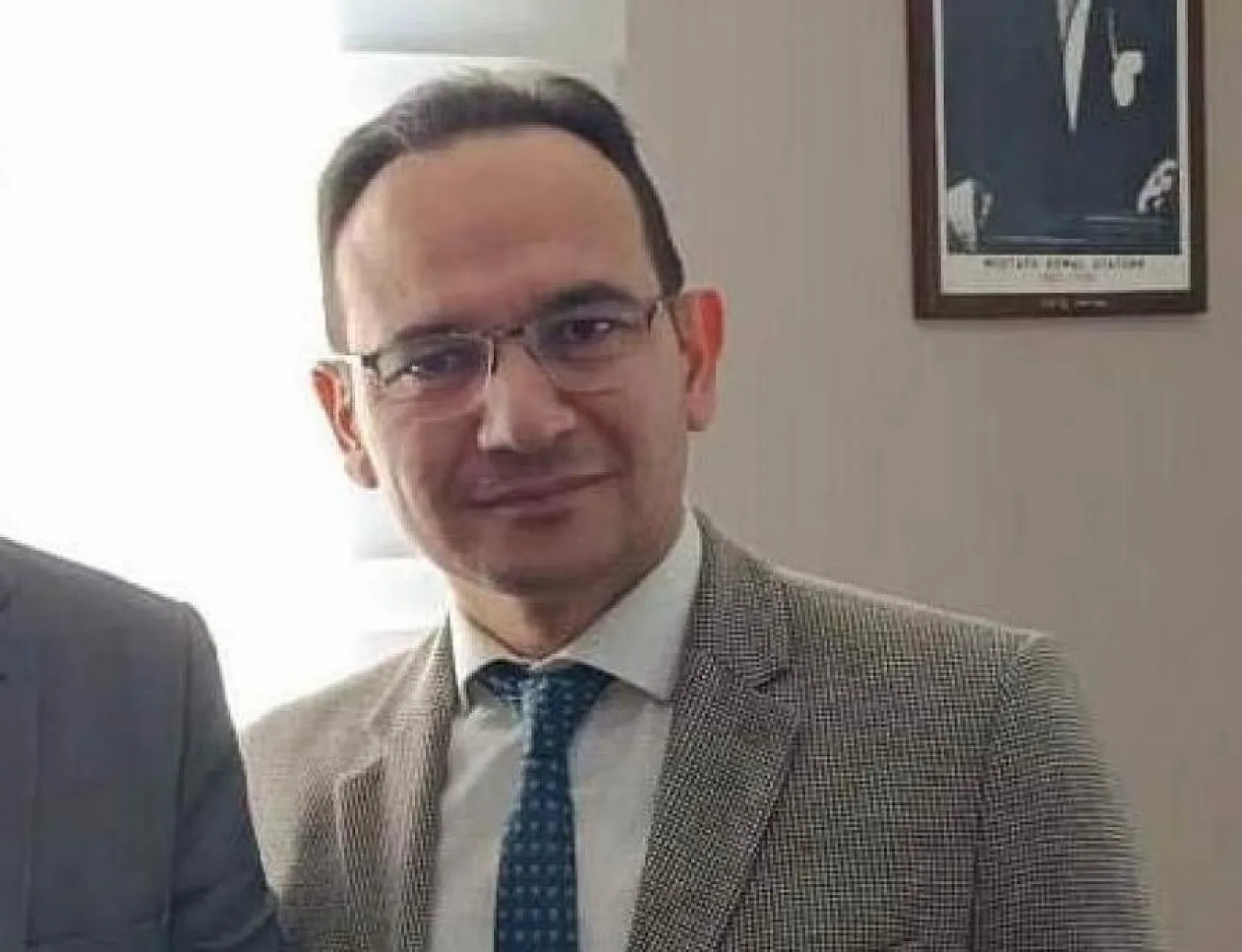 Müdür yardımcısı boğazı bıçakla kesilmiş halde bulundu