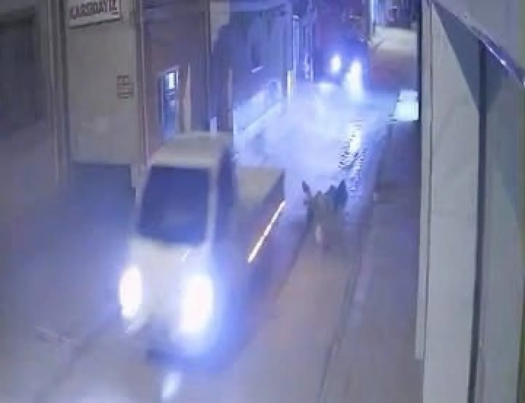17 yaşındaki sürücü, kamyonetle trafik polisine çarpıp 20 metre sürükledi