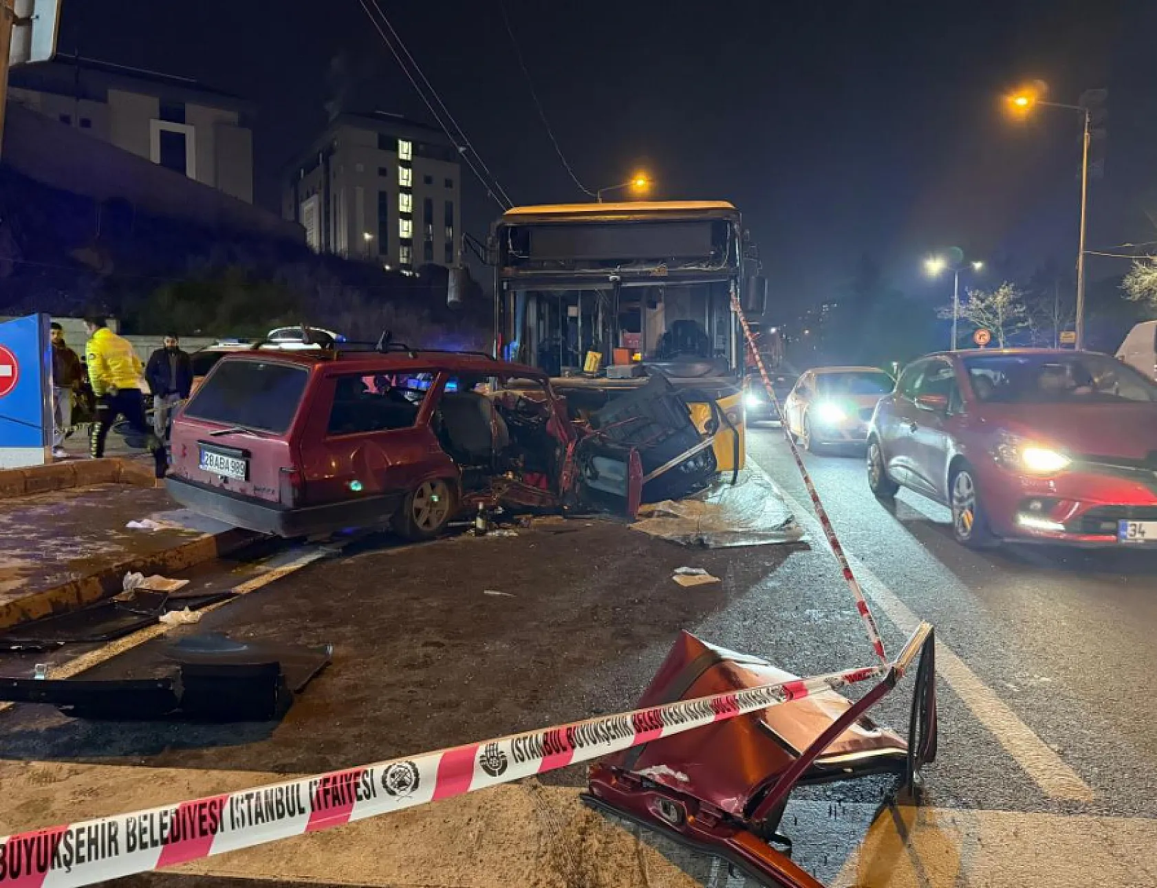 Otomobil ile otobüs kafa kafa çarpıştı, 2 ölü