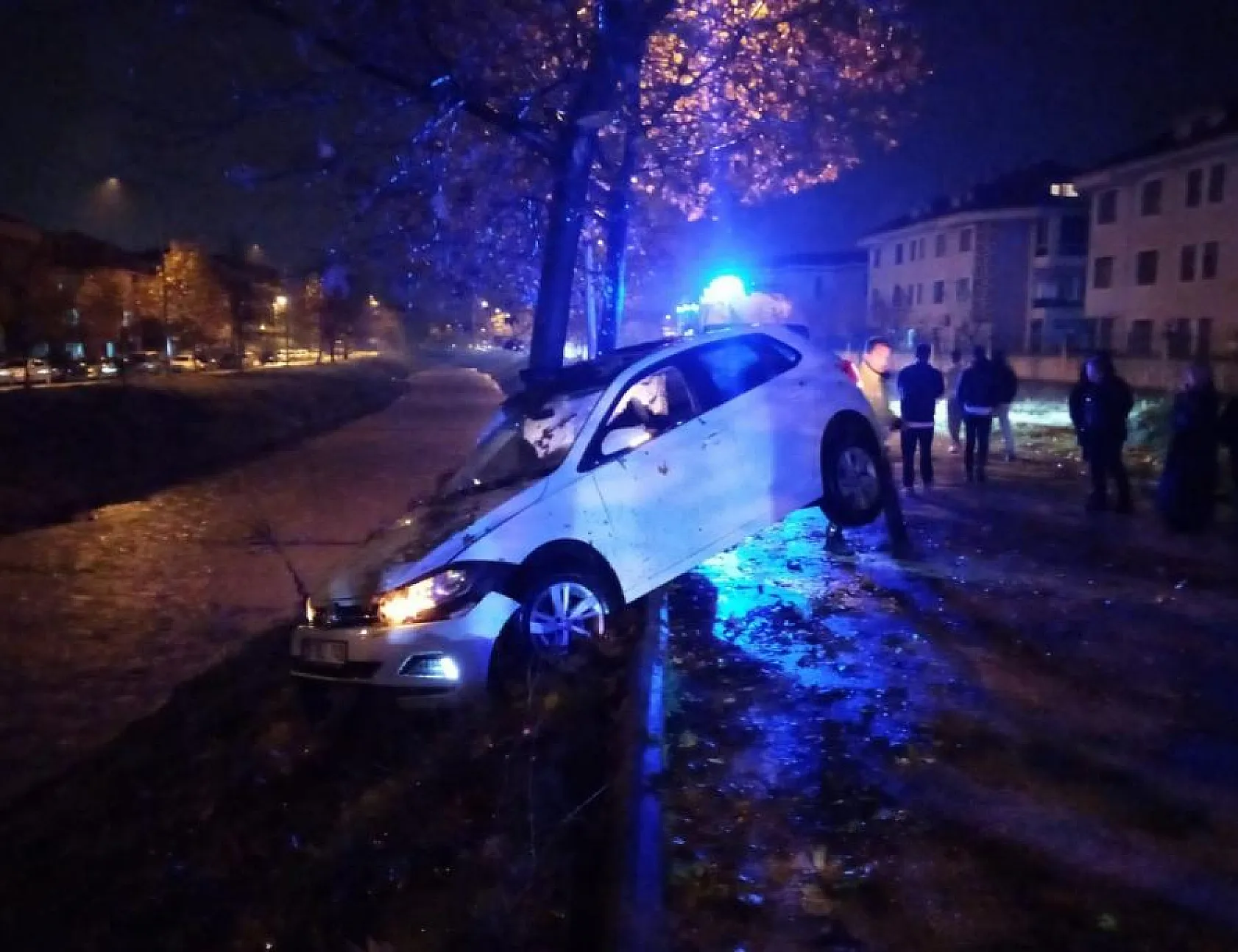 Arkadaşı aracı kaçırdı, ehliyetsiz sürücü ağaca çarptı