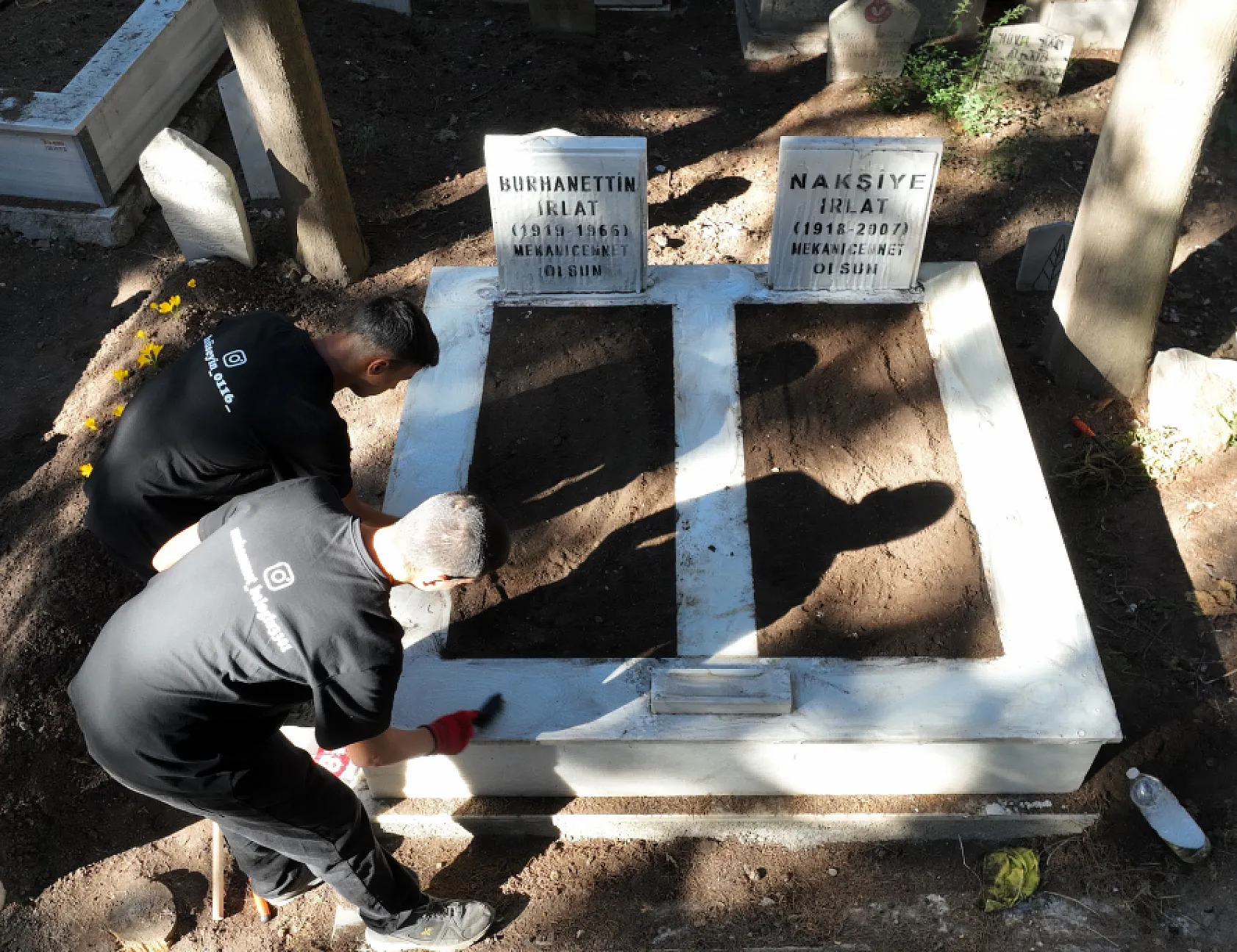 Mezarlık fenomenleri...Hergün onlarca mezar temizleyerek fenomen oldular