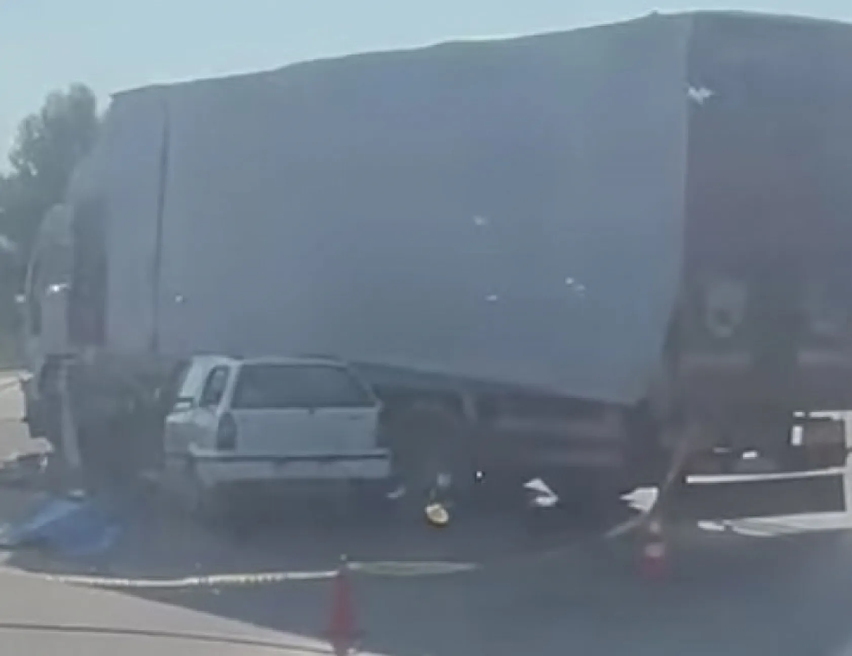 Otomobil tıra çarptı: 4 ölü, 2 yaralı