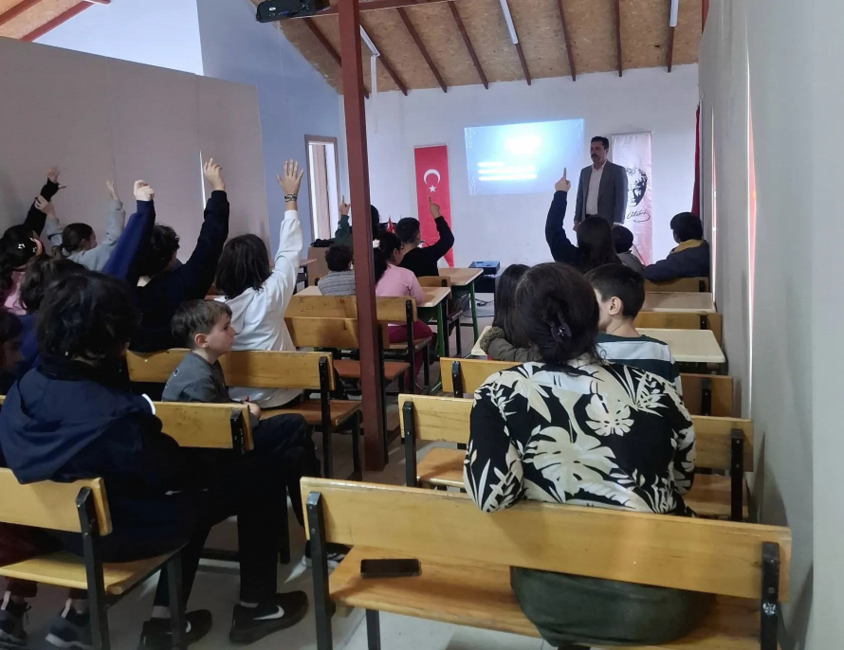 Köyceğiz'de teknoloji bağımlılığı, akran zorbalığı ve sosyal medya semineri