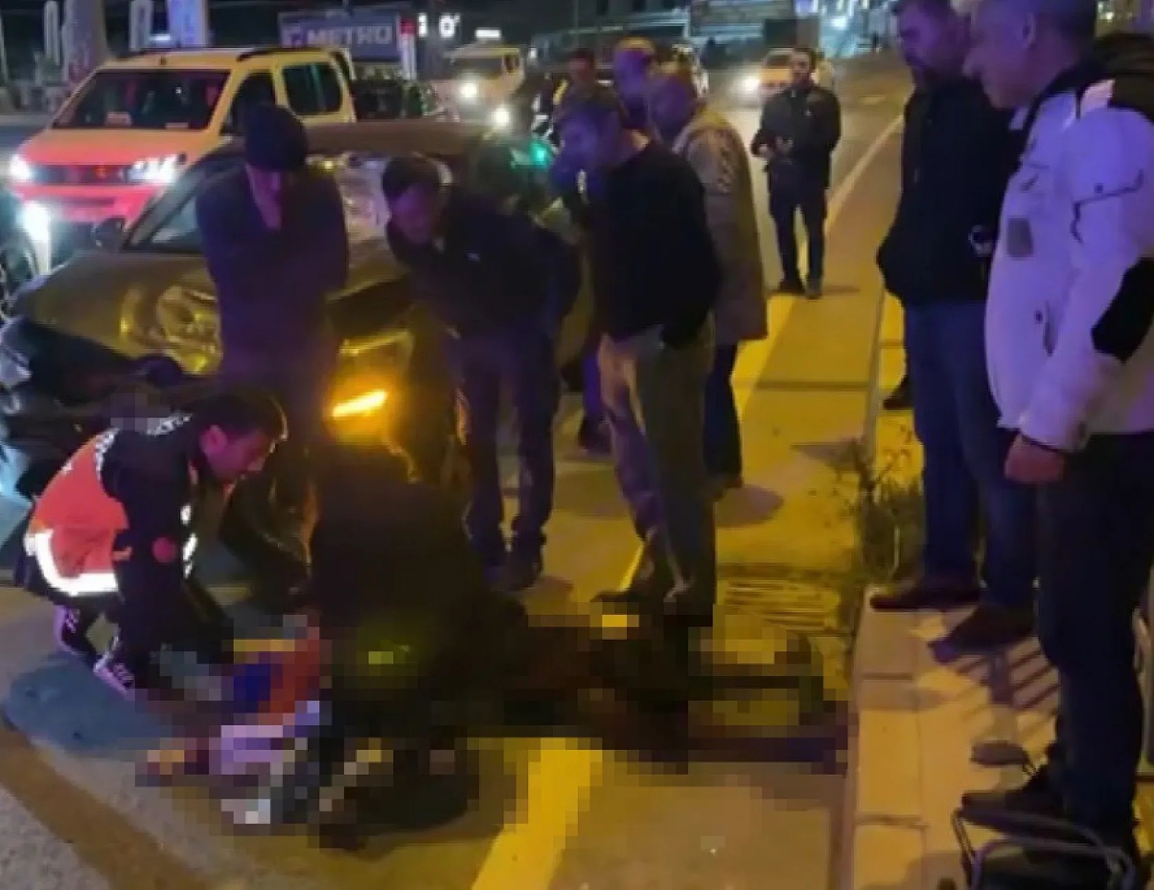 Kırmızı ışıkta durmayan otomobil yaşlı kadına çarptı: 1 ölü