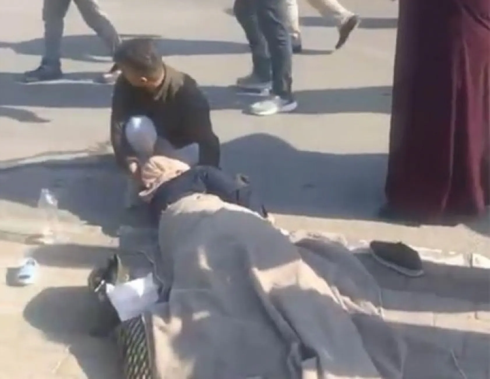 Feci kaza: Bebeğiyle kaldırımda yürüyen anneye tır çarptı