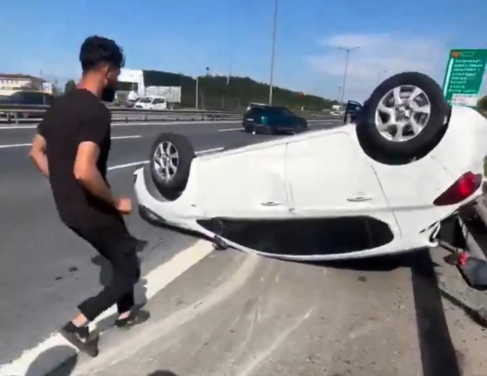 Otomobil takla attı: Yaralılar, yardıma koşan vatandaşa hakaret etti