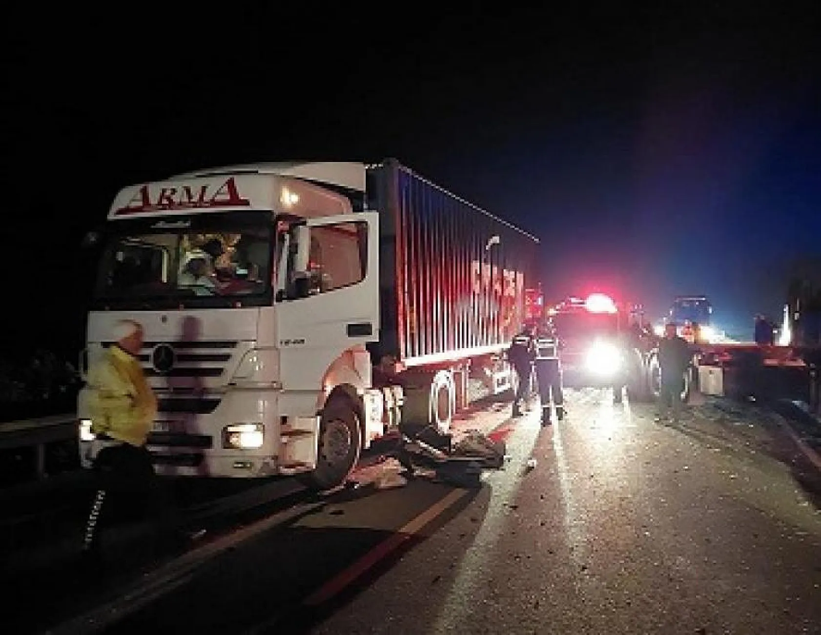 Tırlar çarpıştı, karayolu savaş alanına döndü