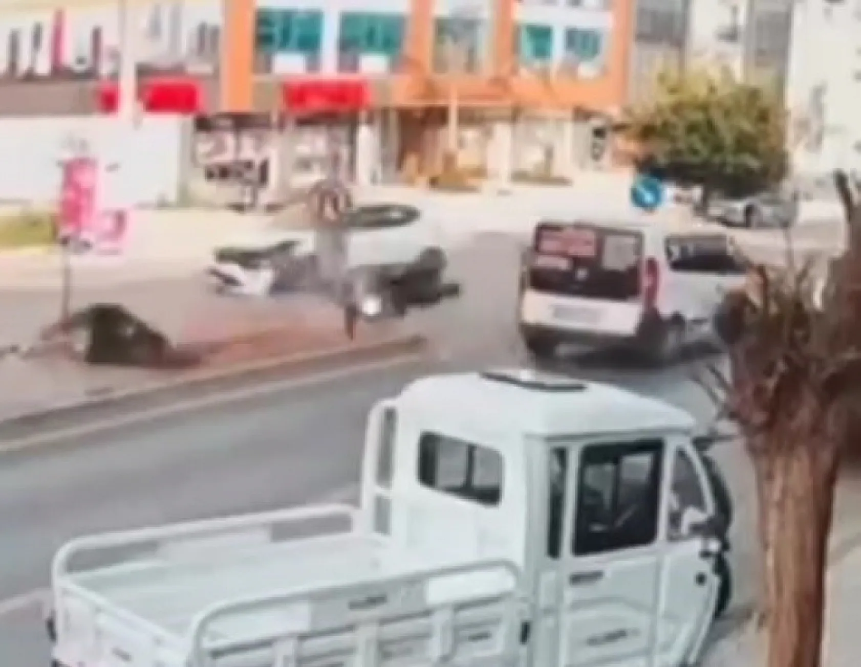 Bodrum'da feci kaza! Motosiklet havada uçtu
