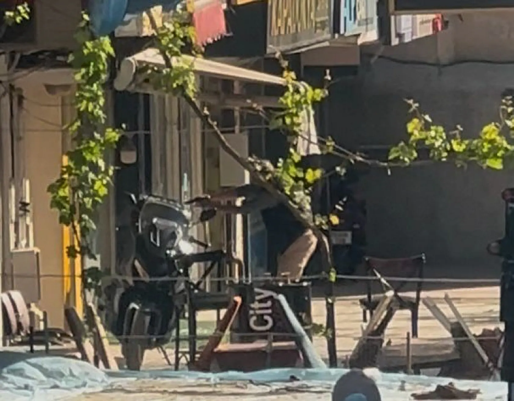 Kendisini silahla vuran şüpheliyi kovalayıp yere yıktı
