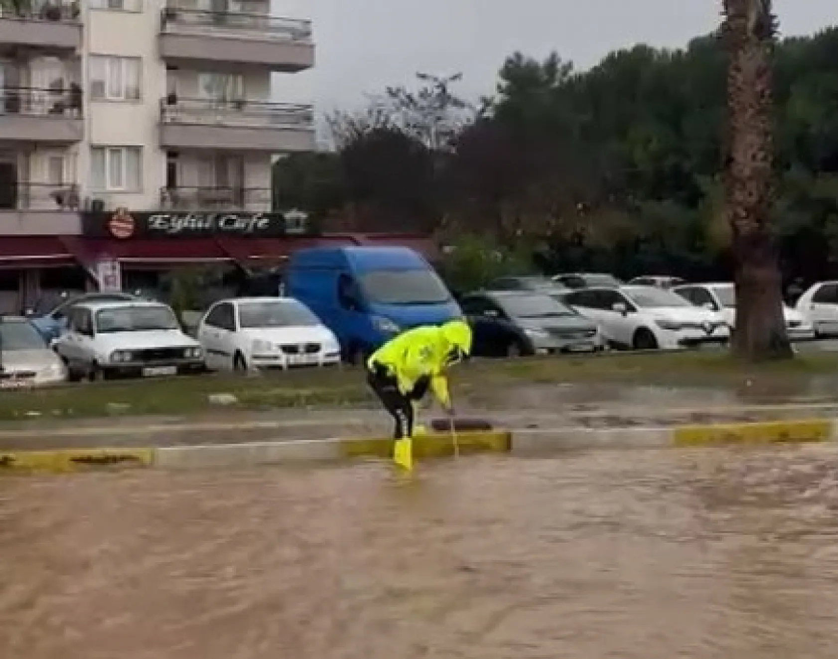 Milas'ta trafik ekipleri sağanak yağışta vatandaşların yardımına koştu