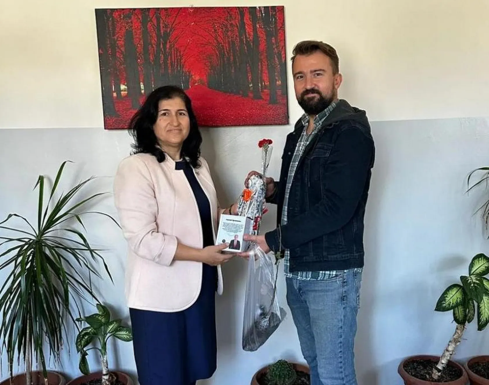 Başkan Akdenizli, Bin Öğretmene Karanfil Hediye Etti