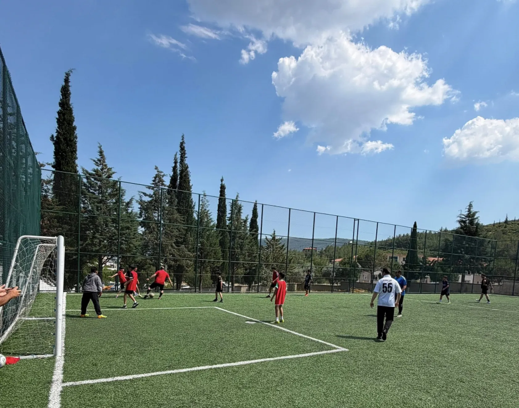 Muğla'da öğrenciler öğretmenlerle halı sahada bir araya geldi