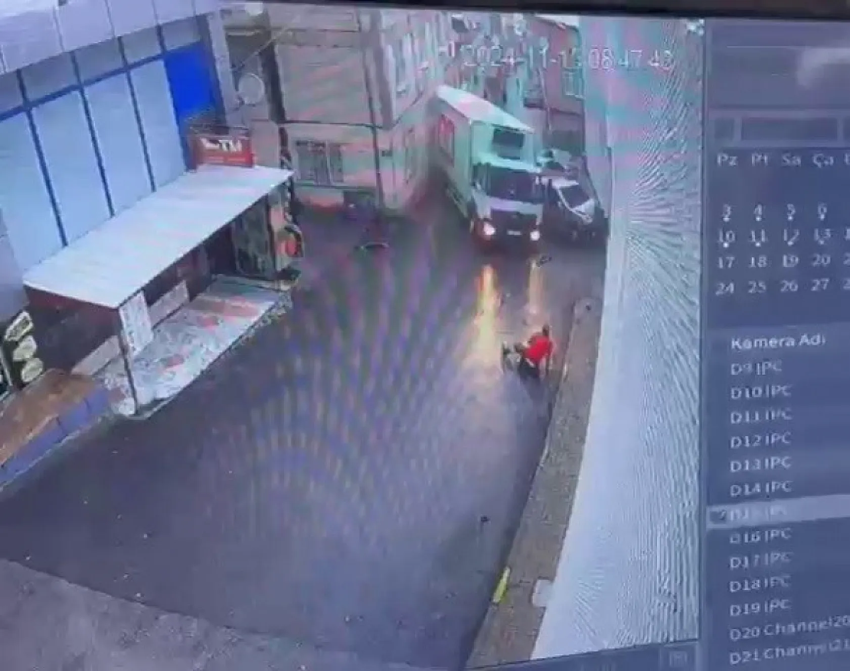 Freni boşalan kamyonun kapısında asılı kaldı