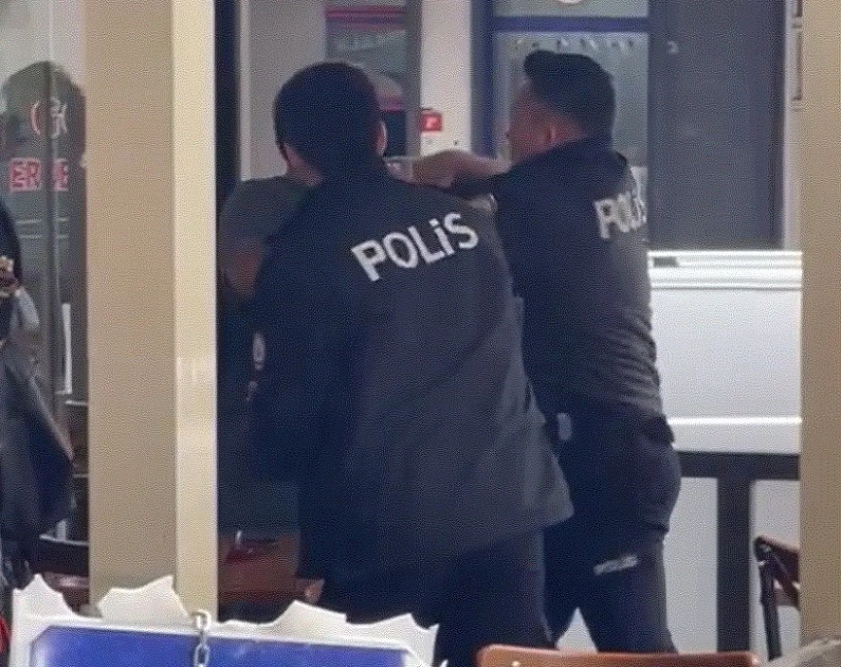 Akli dengesi yerinde olmayan adam annesini darp etti, polise bıçak çekti