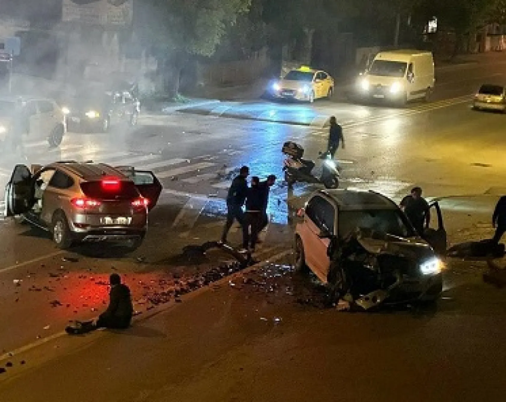 Korkutan kaza: Ortalık savaş alanına, araçlar hurdaya döndü 3 yaralı