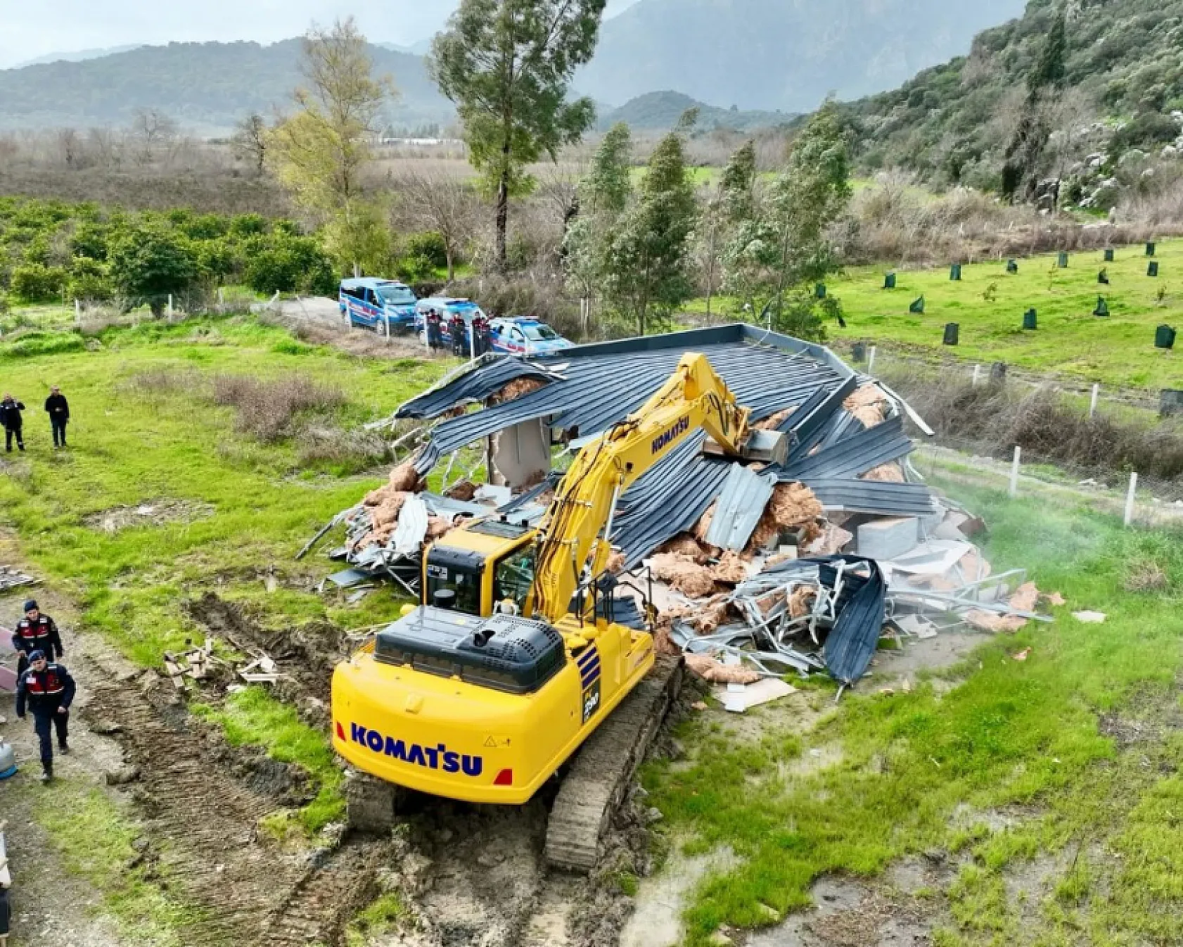 Muğla'da imara aykırı yapılar yıkılıyor
