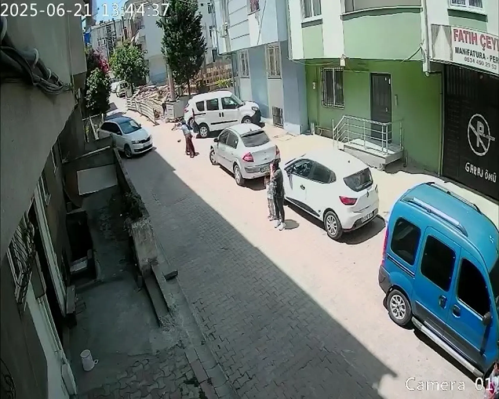 Yardım istedi, otomobilinden oluyordu