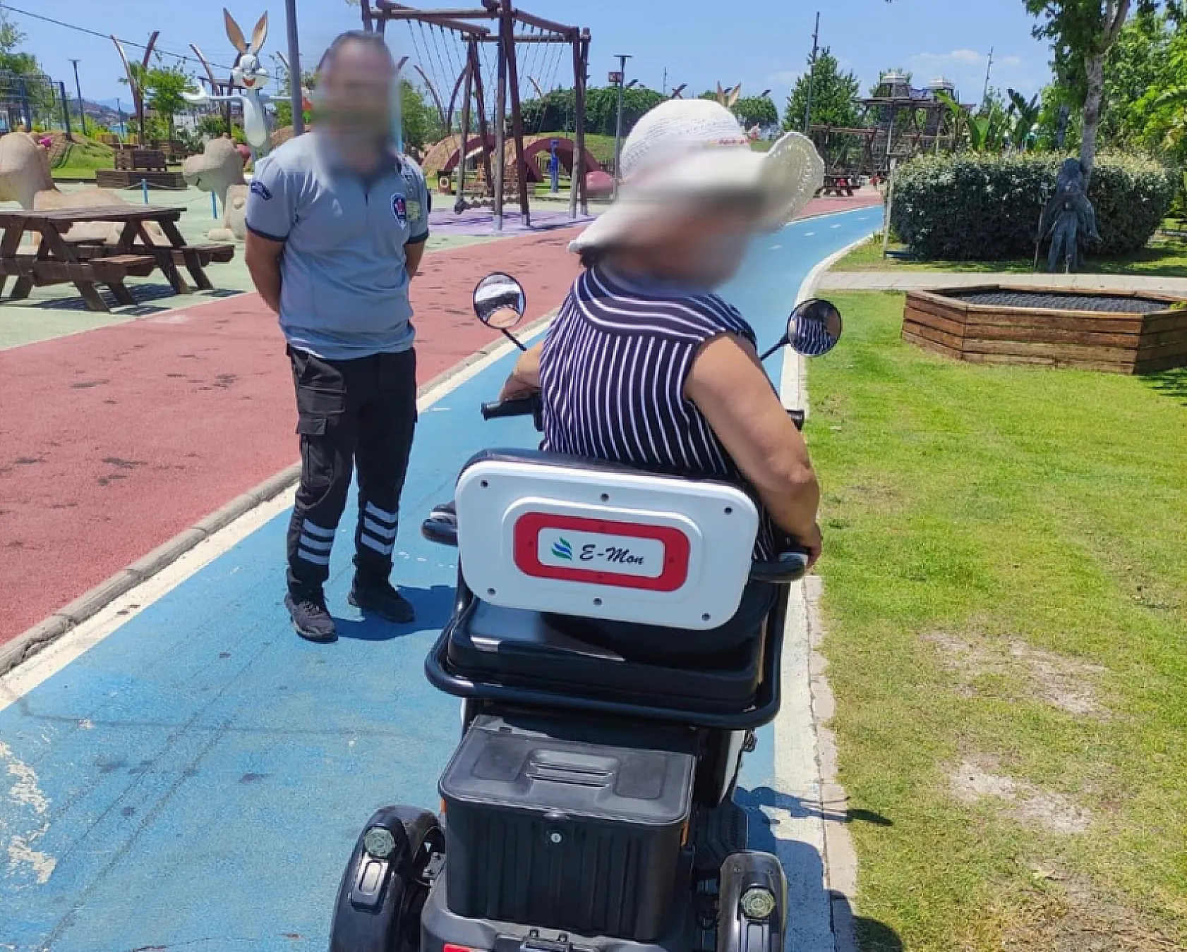Fethiye'de Zabıta Ekipleri Şehit Fethi Bey Parkı'nda Motorlu Araç Denetimi Yaptı