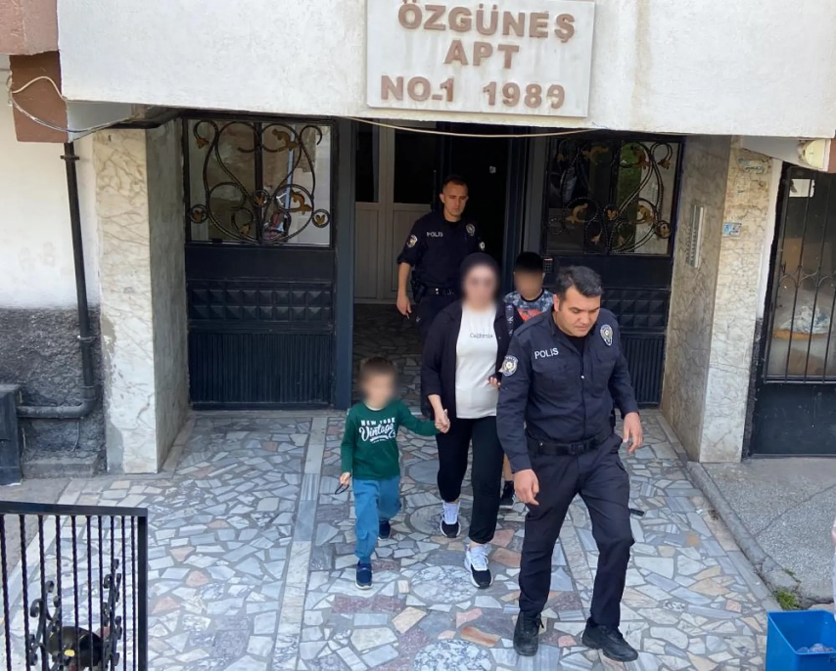 Çocuklarını eve kilitleyip işe giden anne ekipleri alarma geçirdi
