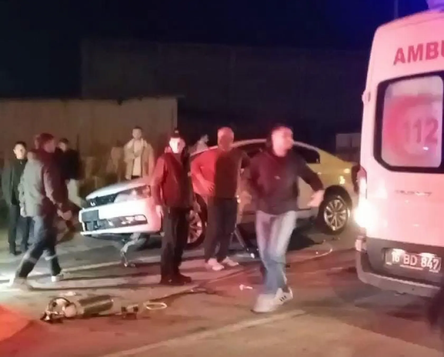 Kazada yerde sürüklenen sürücü başka otomobilin altına girdi
