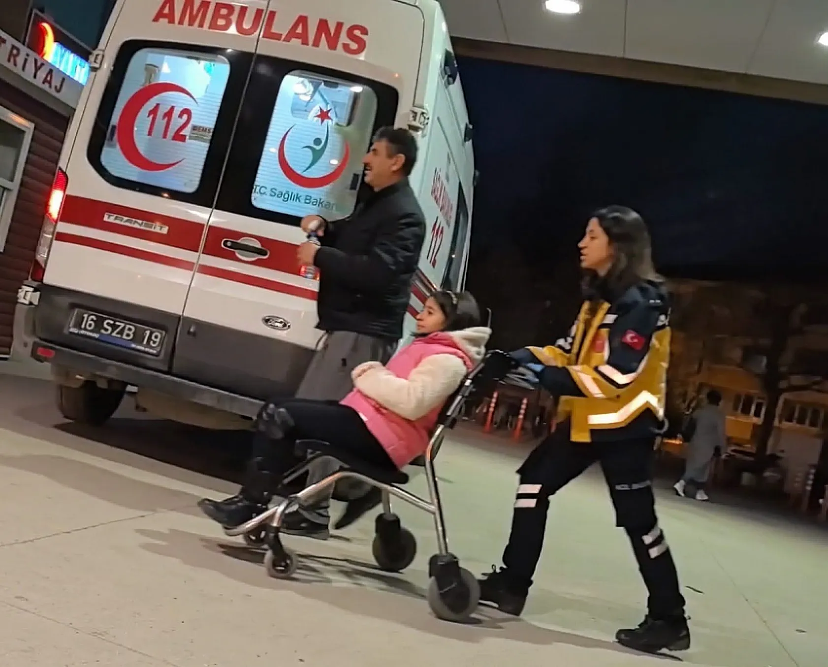İki otomobil kafa kafaya çarpıştı: 4 yaralı
