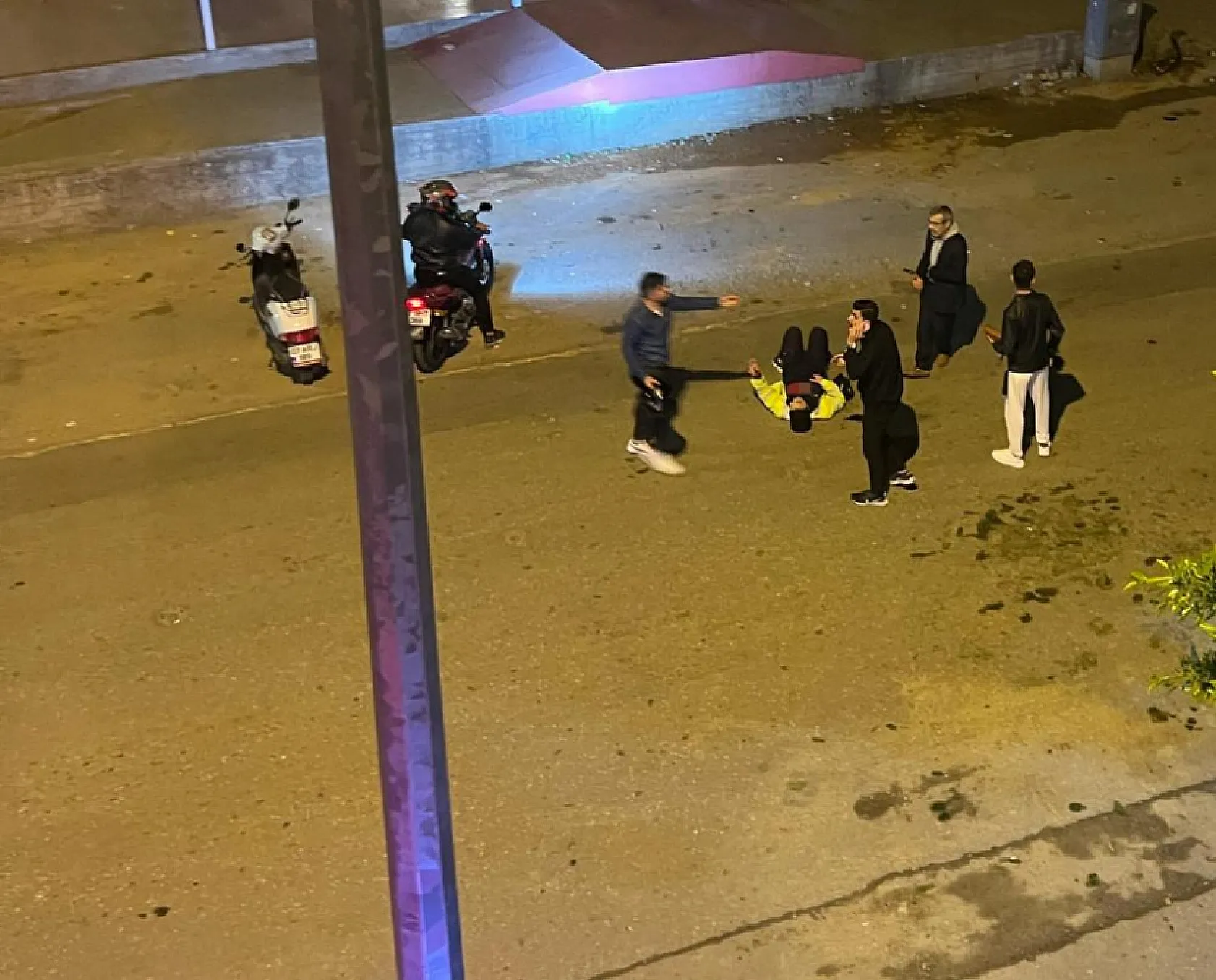 İşe gitmek için babasıyla servis bekleyen genç kadın dehşeti yaşadı