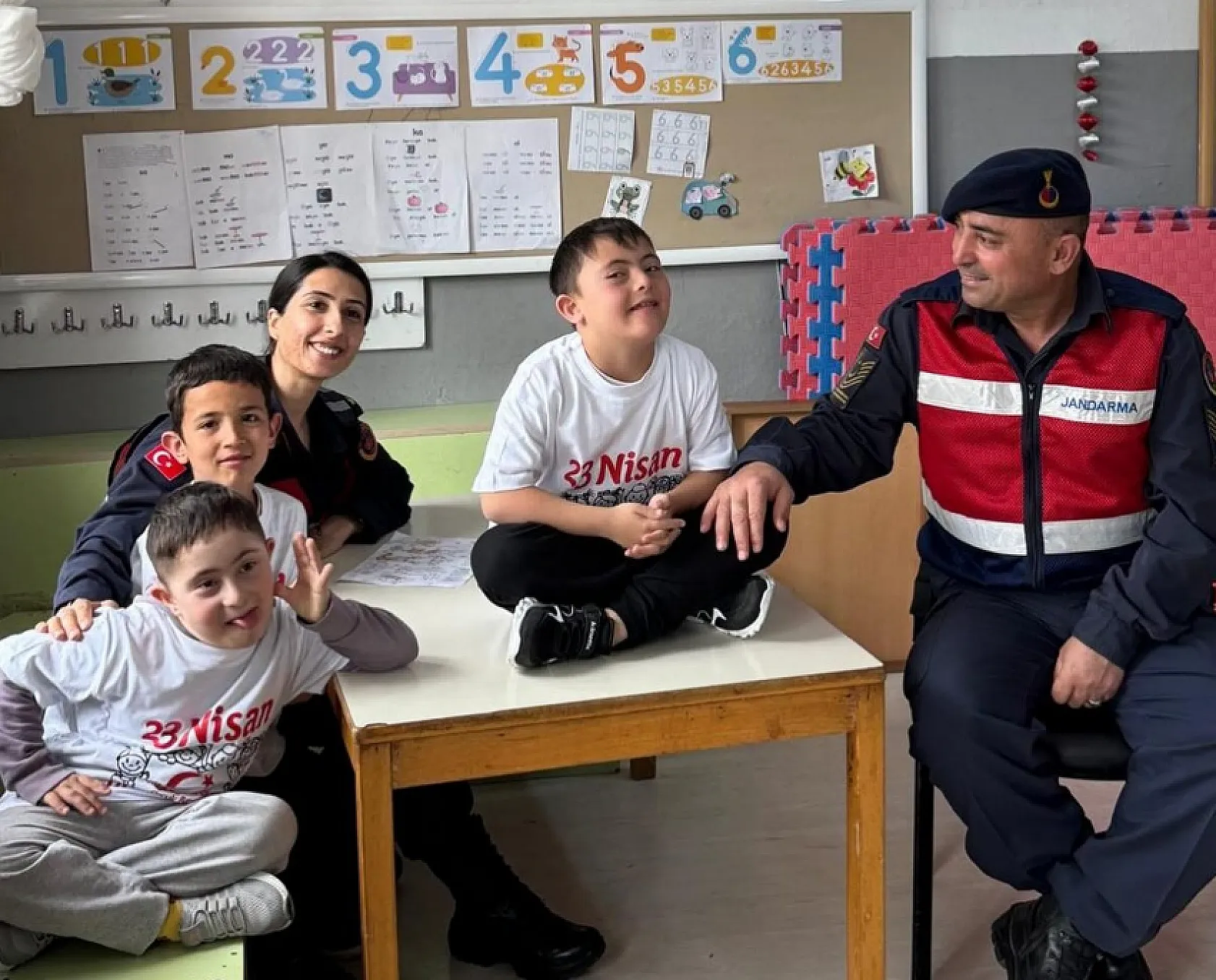 Köyceğiz Jandarması öğrencilerin yüreklerini ısıttı