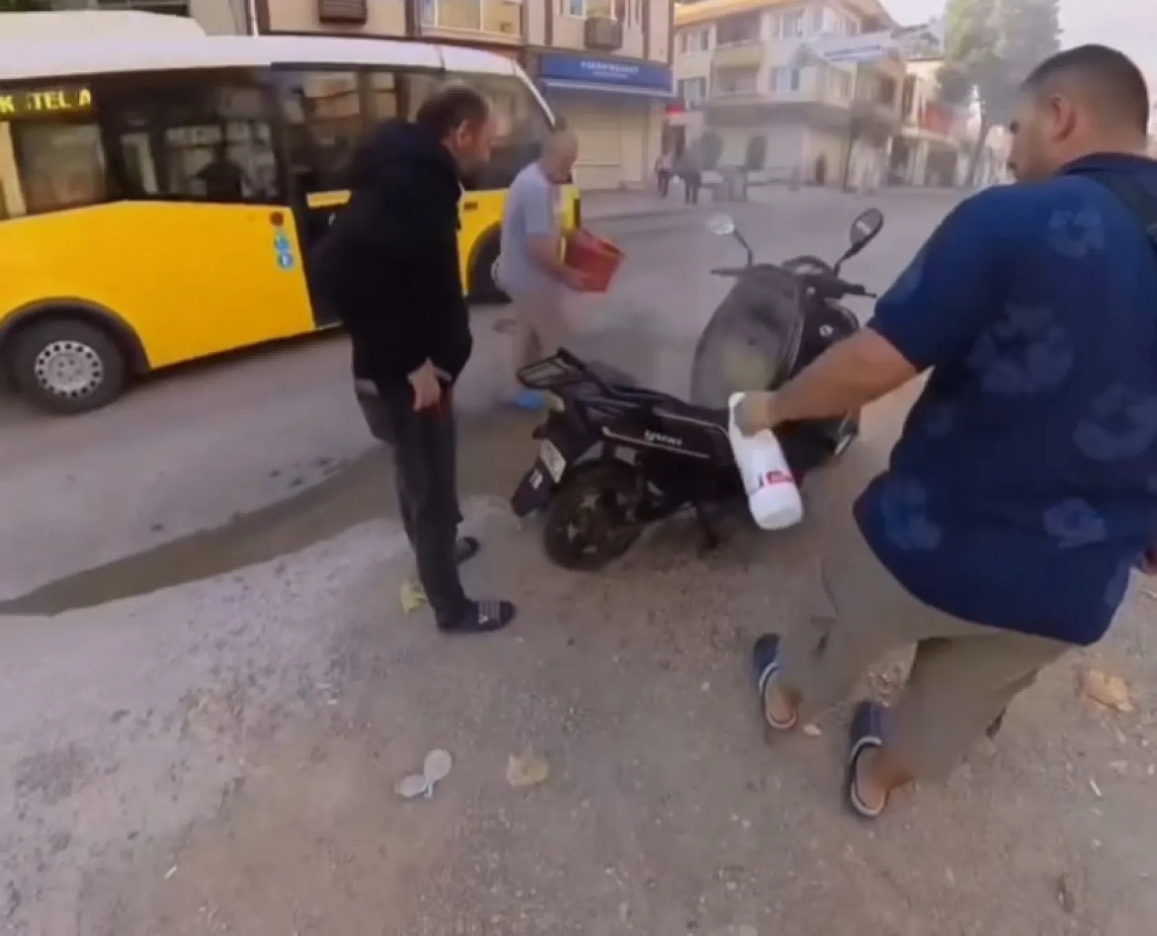 Motosiklet alev topuna döndü, vatandaş vileda kovasıyla müdahale etti