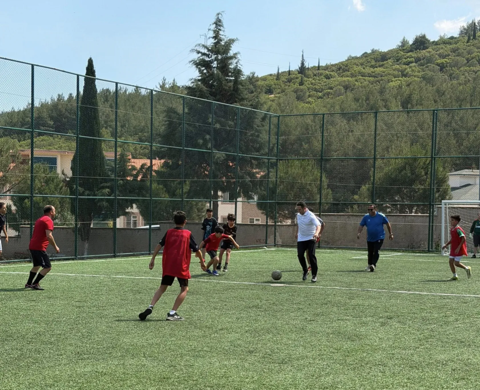 Muğla'da öğrenciler öğretmenlerle halı sahada bir araya geldi
