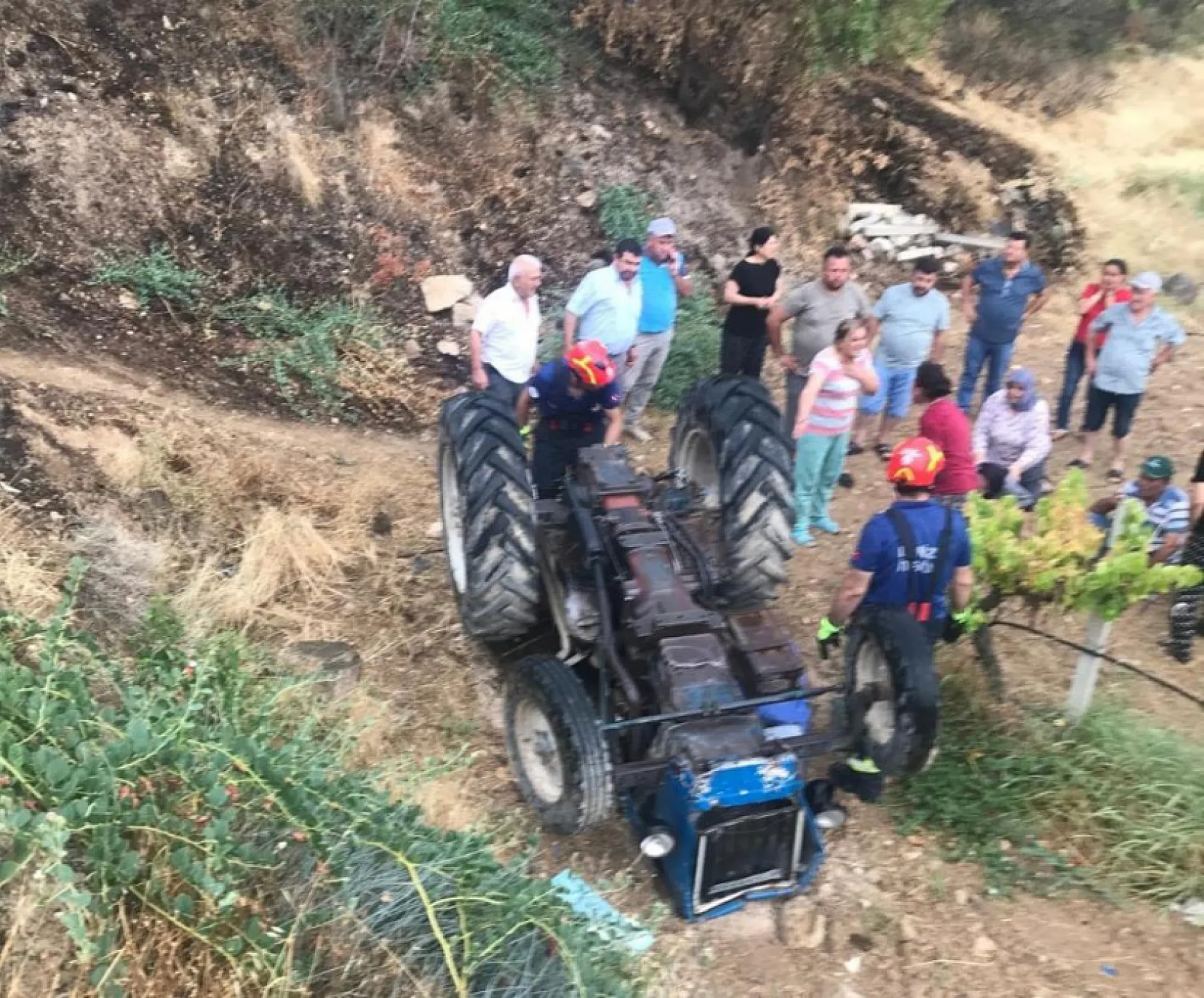 Devrilen traktörün altında kalan karı koca hayatını kaybetti
