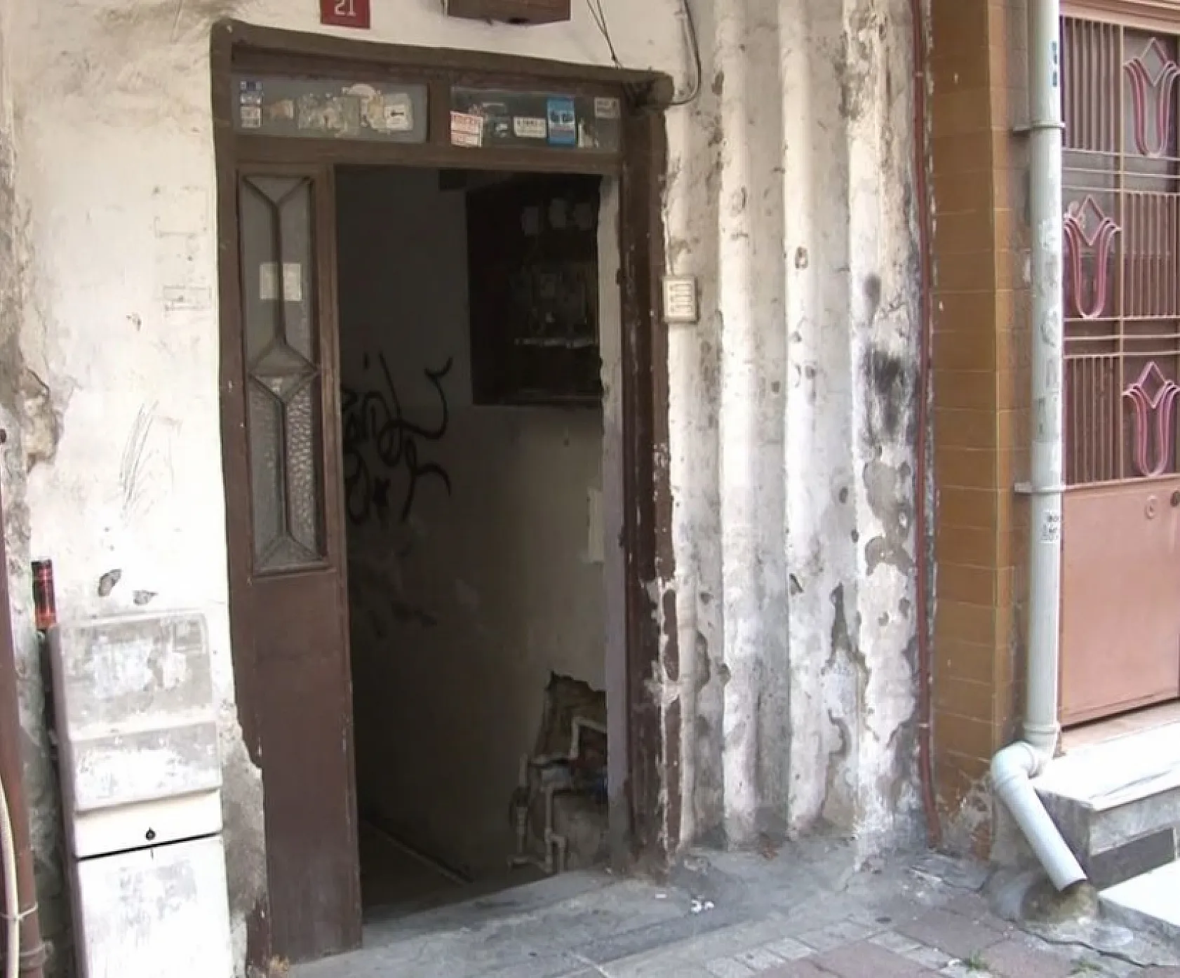 İlginç hırsızlık kamerada: Apartmanın kapısını söküp çaldı