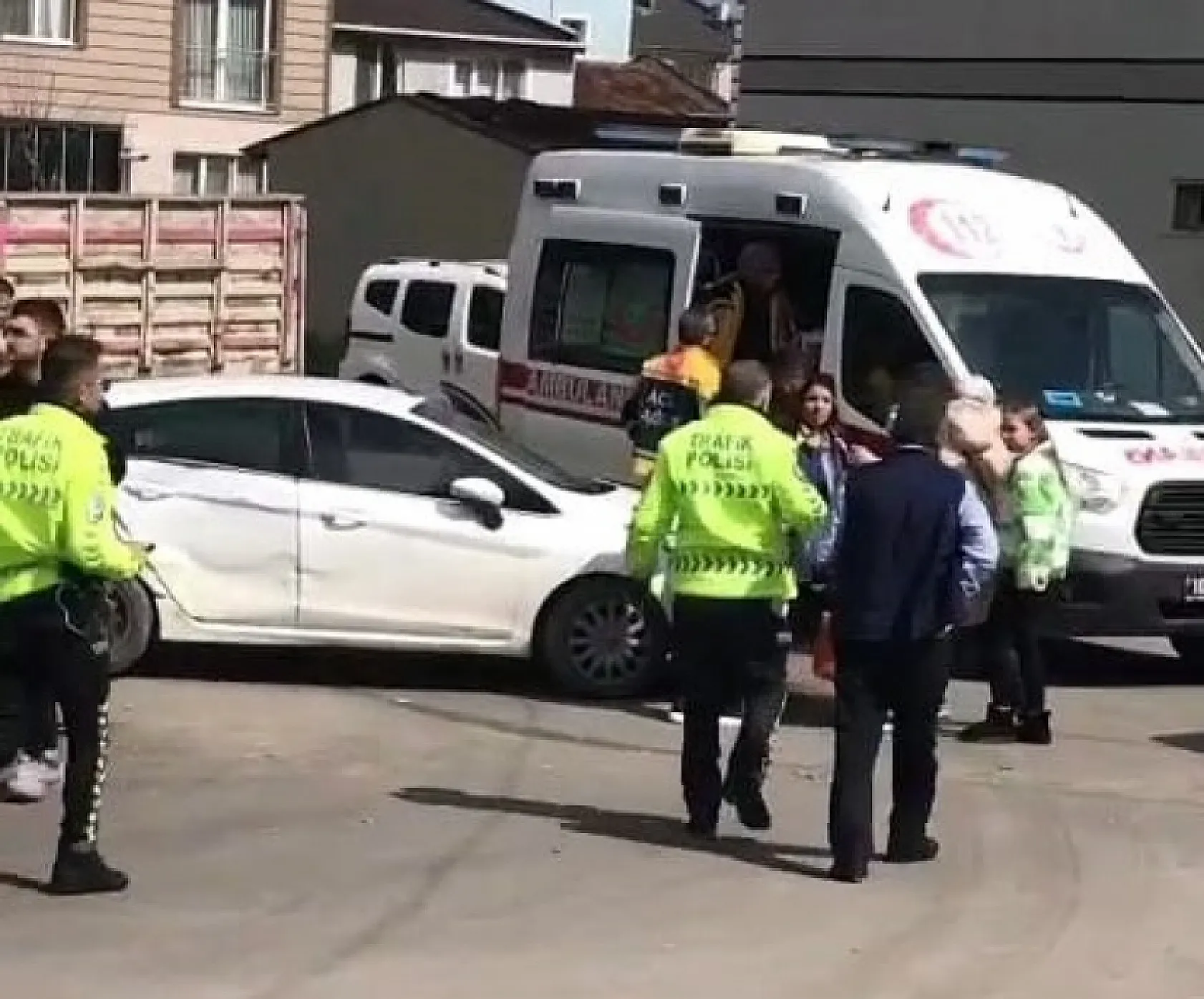 Minibüs ile otomobil çarpıştı, 1'i bebek 4 yaralı