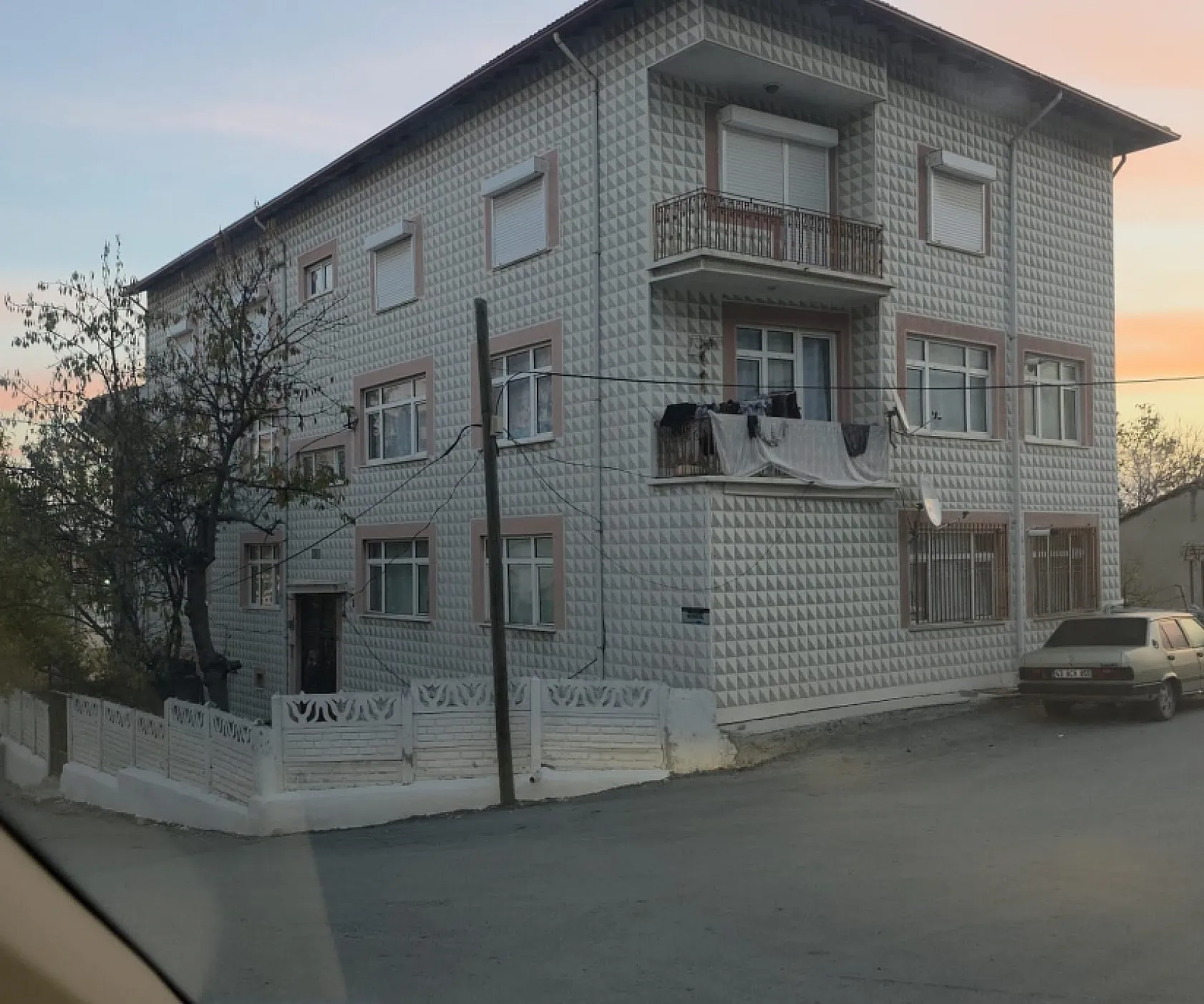 Yeni doğan bebeğini havalandırma boşluğuna attı