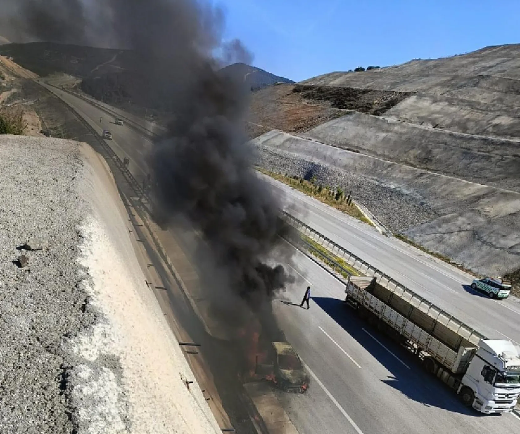 Denizli-Aydın Otoyolu'nda korku dolu anlar! Otomobil alev topuna döndü