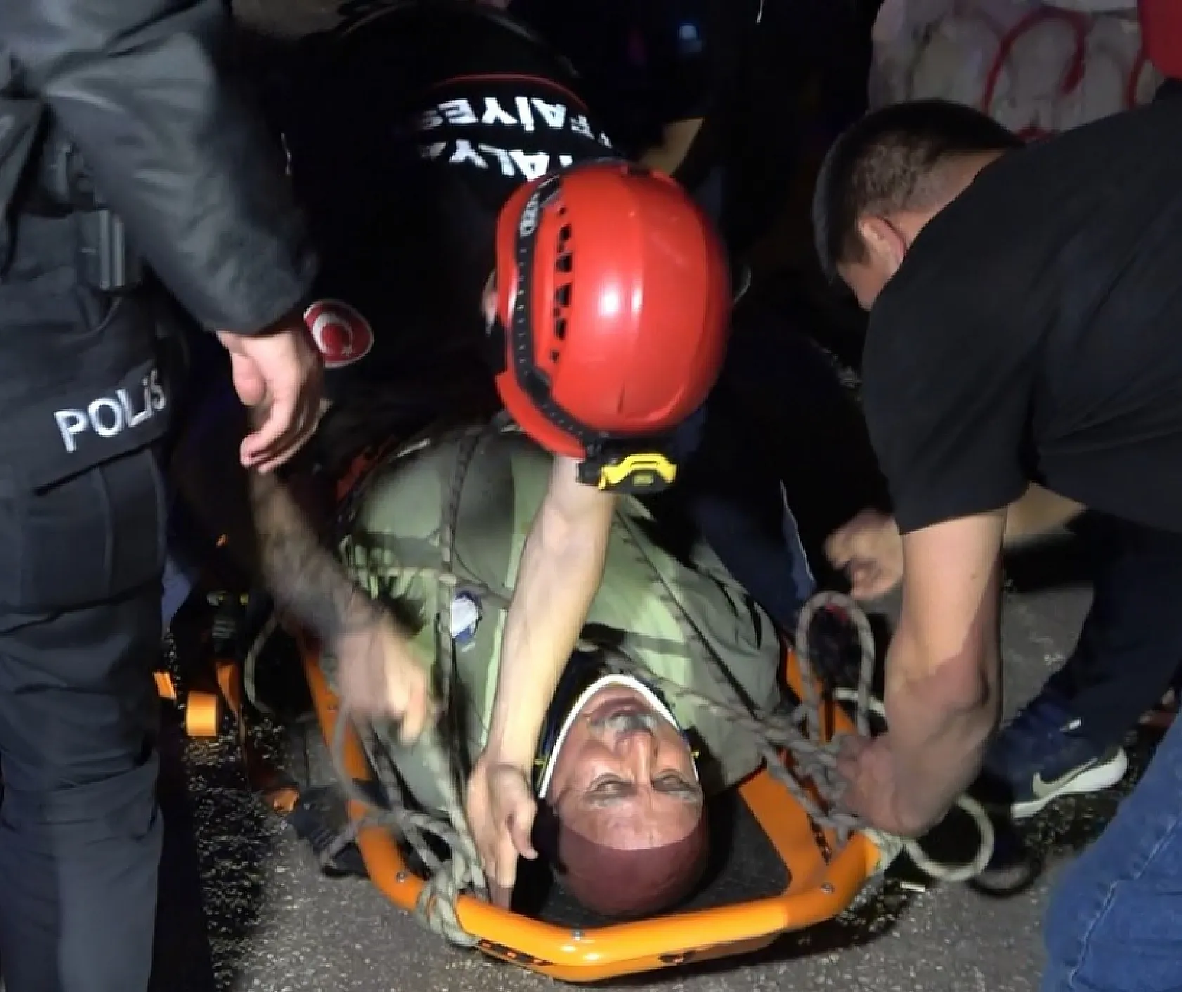 15 metrelik uçurumdan uçtular, hayatlarını ağaç kurtardı