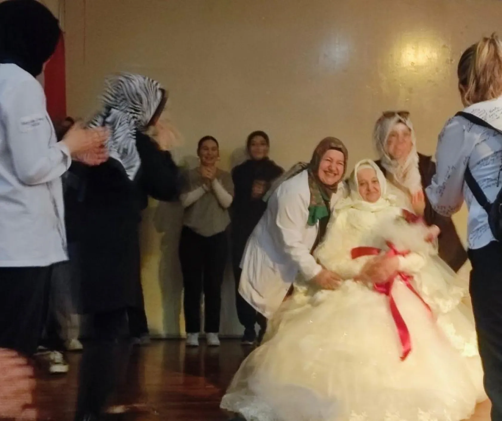 Gençlerden yaşlılara büyük jest! Gelinlik hayali gözyaşlarıyla gerçekleşti