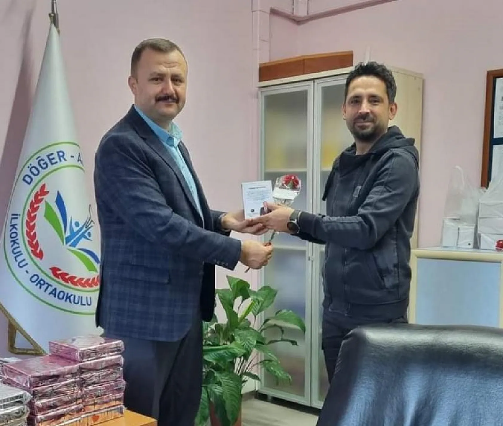 Başkan Akdenizli, Bin Öğretmene Karanfil Hediye Etti