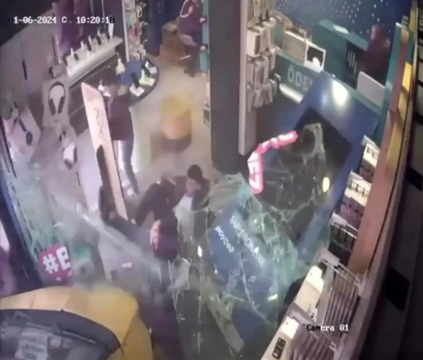 Kamyonet yayalara çarpıp iş yerine daldı: 5 yaralı