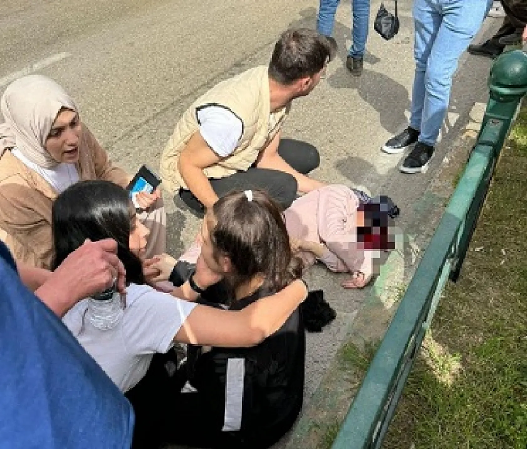 Yaya geçidinde feci kaza: Anne öldü, çocukları yaralandı