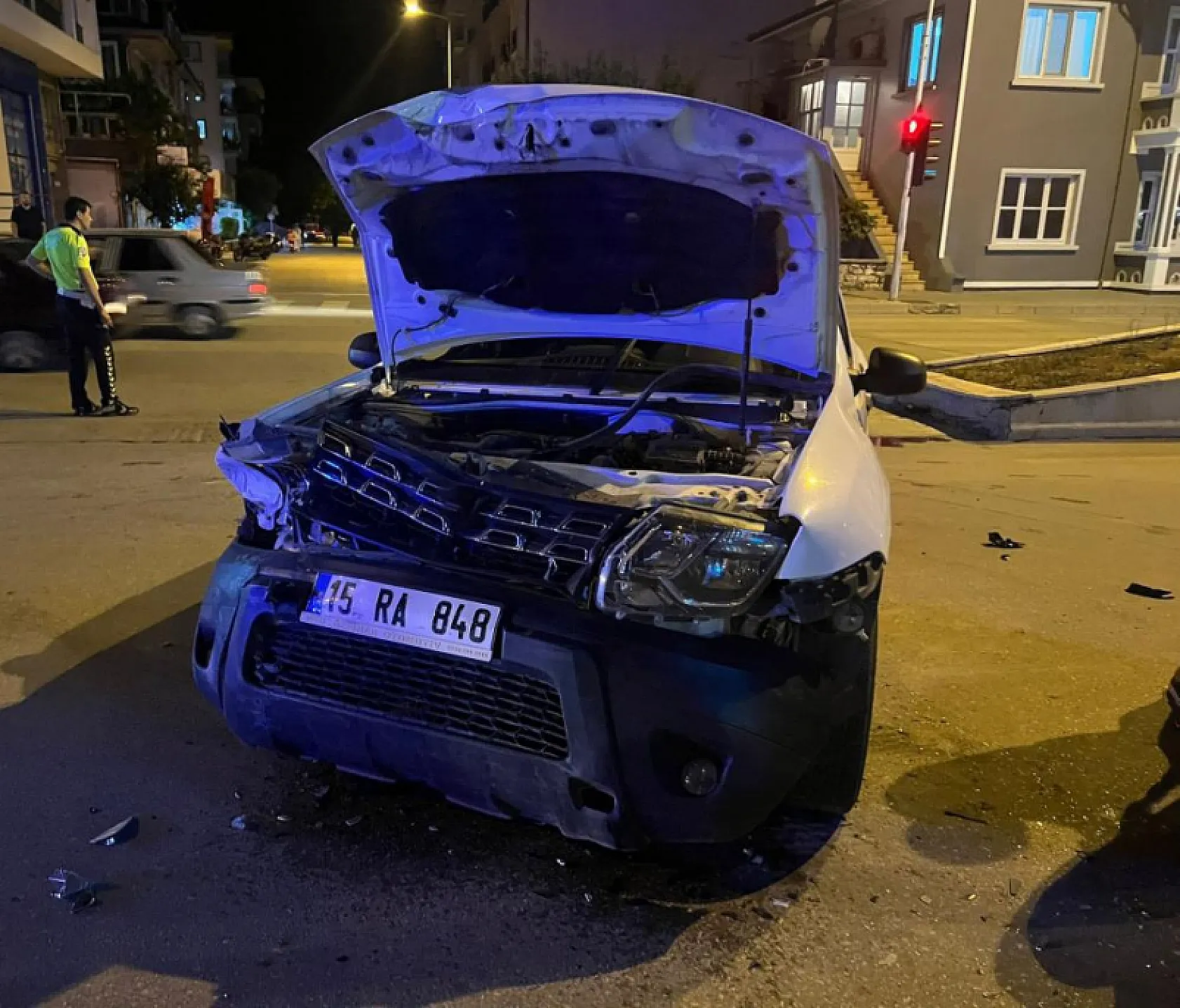 Kavşakta iki otomobil çarpıştı: 2 yaralı