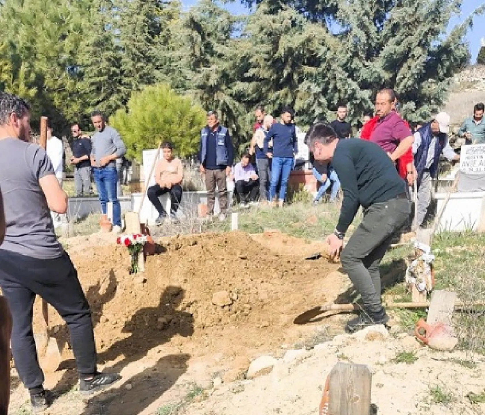 Hatalı sollama yapan sürücünün çarptığı motokurye son yolculuğuna uğurlandı